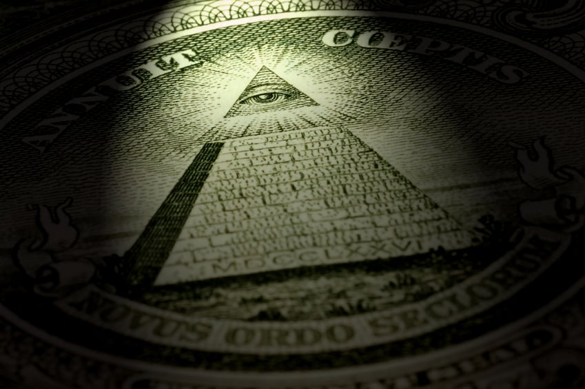 pyramid em nota de dólar representando esquemas em pirâmide