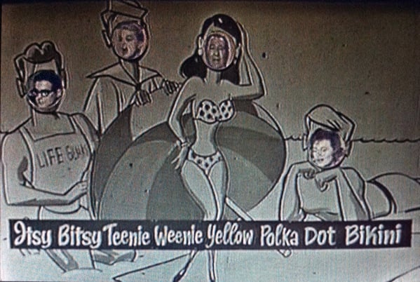 Cztery gwiazdy wbijają swoje głowy w kartonowe wycinanki w programie The Jackie Gleason Show