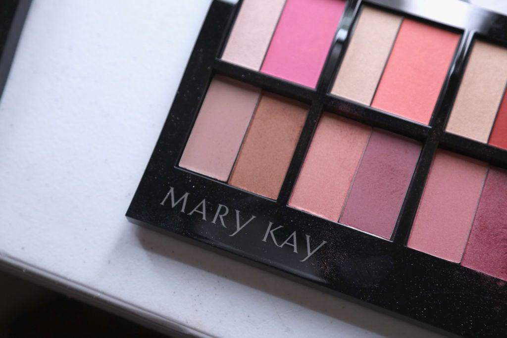 make-up van Mary Kay, een bedrijf dat als piramidespel is bestempeld's been labeled a pyramid scheme 