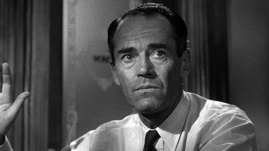 Henry Fond is in een shirt en stropdas met één hand opgeheven.Henry Fonda in 12 Angry Men | United Artists probeerde de 12 Angry Men acteur ook vijf keer het huwelijk uit. Zijn eerste huwelijk was met Margaret Sullivan in 1931, maar ze scheidden in 1933. Zijn tweede huwelijk was met Frances Seymour Brokaw, moeder van Jane en Peter Fonda, van 1936 tot 1950. Zijn derde was met Susan Blanchard van 1950 tot 1956. Zijn vierde huwelijk was met Afdera Franchetti van 1957 tot 1961, zijn vijfde huwelijk was met Shirlee Fonda van 1965 tot 1982.