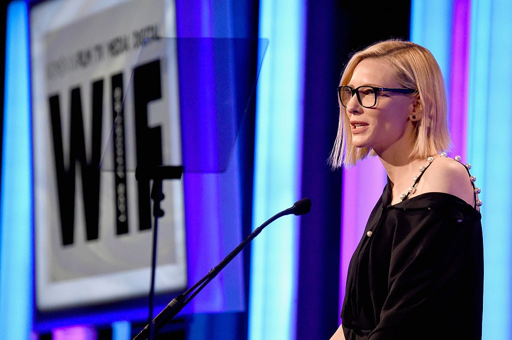 La actriz Cate Blanchett habla en el escenario en los Premios Crystal + Lucy de Women In Film 2016