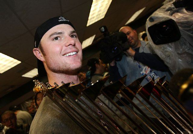 Il lanciatore Jon Lester dei Boston Red Sox festeggia con il trofeo nello spogliatoio dopo aver vinto la quarta partita con un punteggio di 4-3 per vincere le Major League Baseball World Series 2007 con uno sweep di quattro partite contro i Colorado Rockies al Coors Field il 28 ottobre 2007 a Denver, Colorado. (Foto di Jed Jacobsohn/Getty Images)