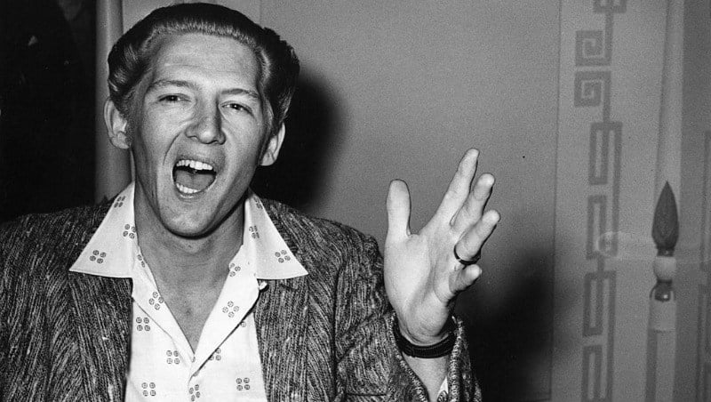 Jerry Lee Lewis beszél és használja a kezét egy fekete-fehér fotó