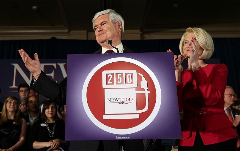 tidigare talman i kammaren Newt Gingrich talar vid en valnattfest med sin tredje fru Callista.