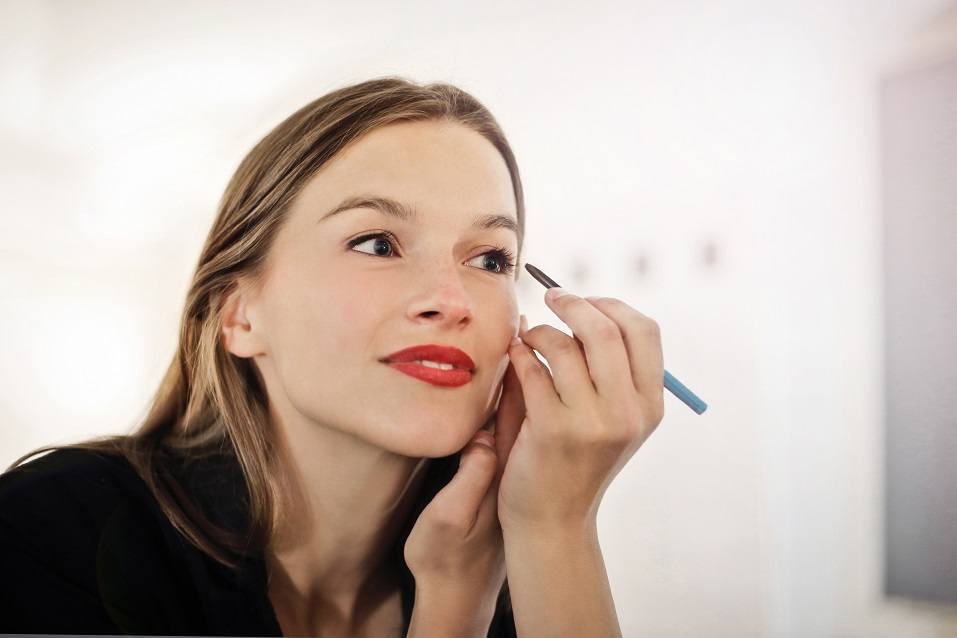 woman putting make-up
