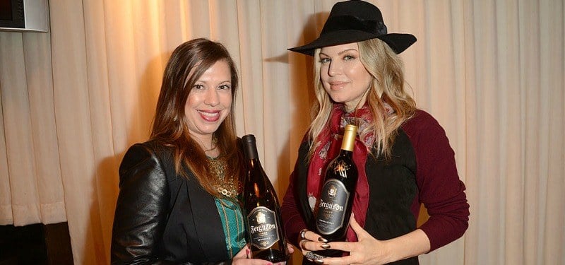 Fergie y su hermana Dana Ferguson posando con botellas de Ferguson Crest