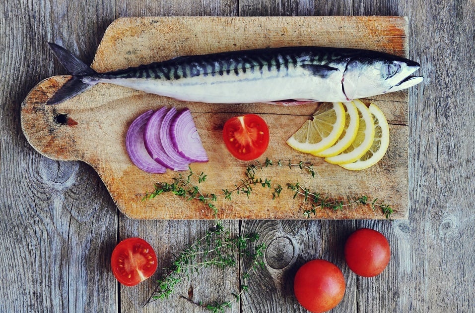 Rauwe makreel met tomaten en gehakte uien