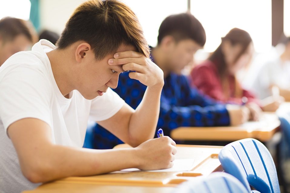 stressad högskolestudent för examen