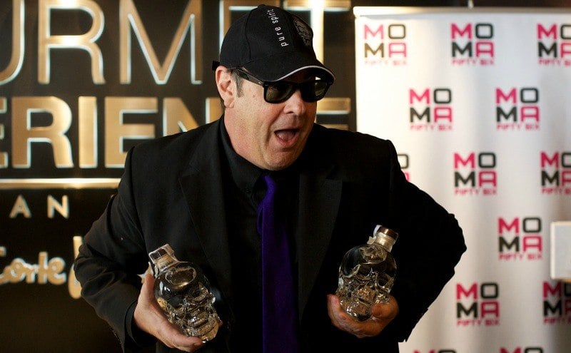 Dan Aykroyd con dos botellas de Vodka con cabeza de cristal