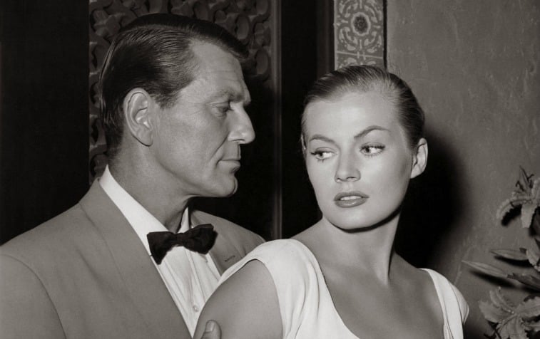 Foto a preto e branco de Charles McGraw segura os braços de Anita Ekberg em Casablanca''Casablanca'