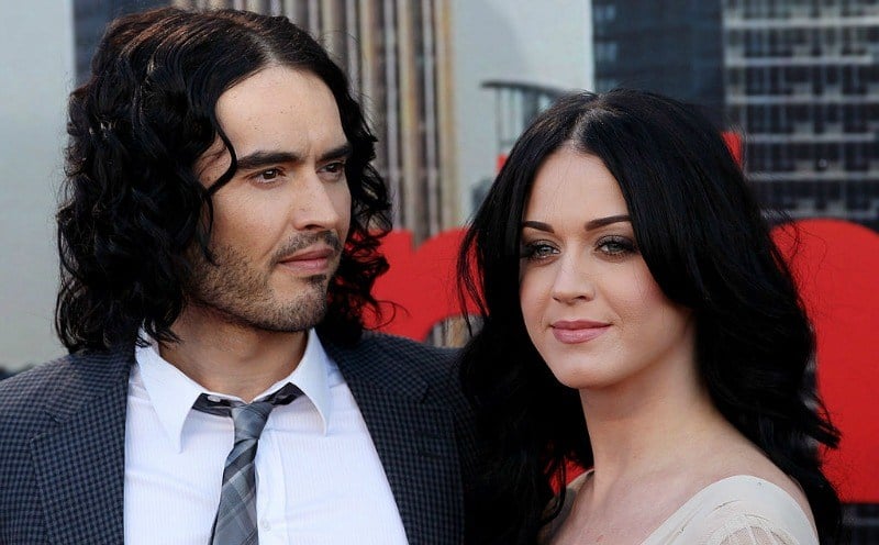  Russell Brand and Katy Perry are posing next to each other in the red carpet 