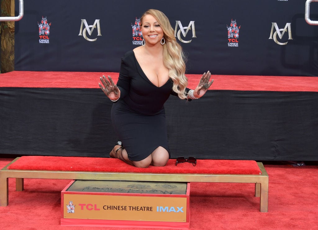 Mariah Carey est honorée par une cérémonie d'empreintes de mains et de pieds au TCL Chinese Theatre le 1er novembre 2017 à Hollywood, en Californie.