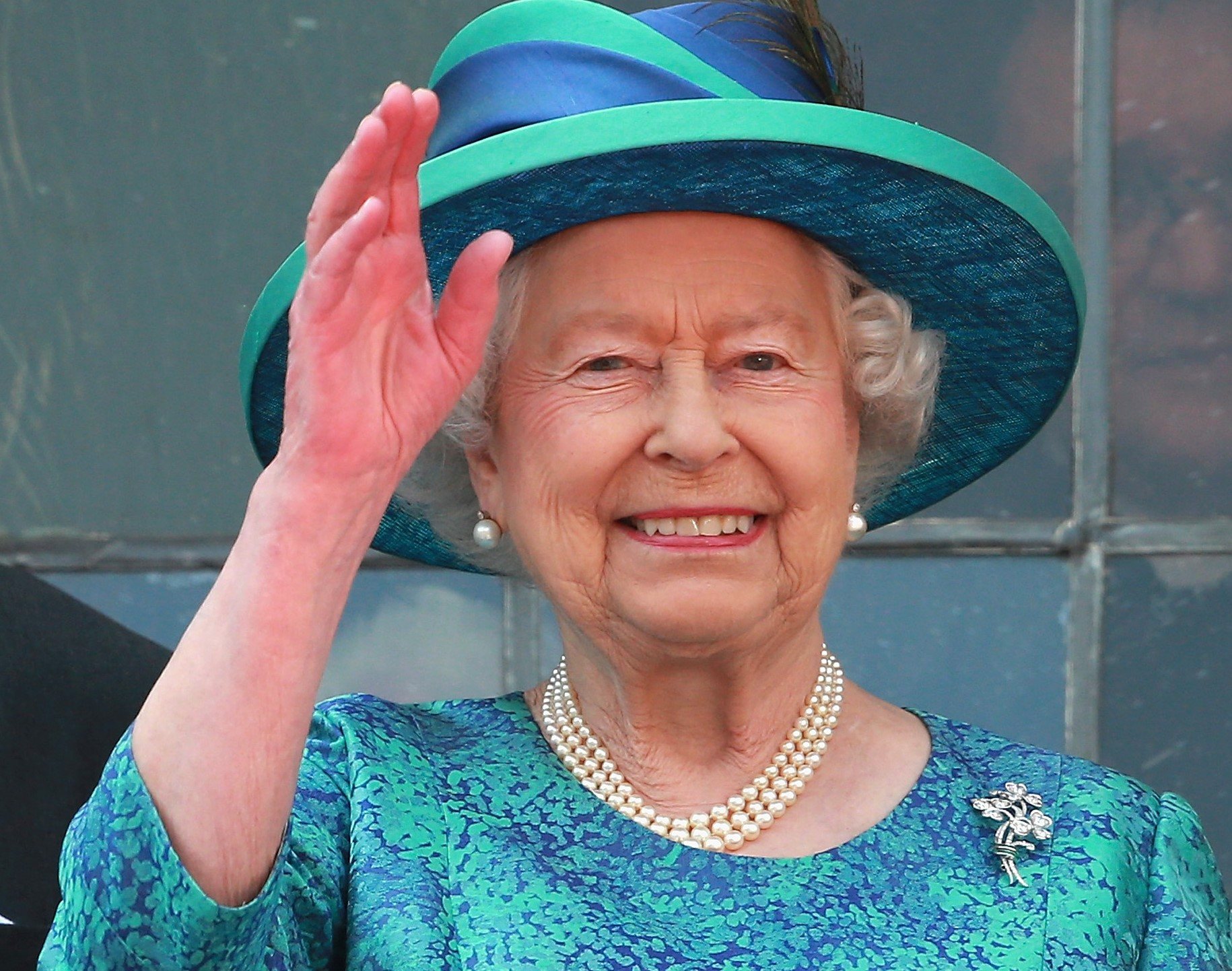 La regina Elisabetta II agitando