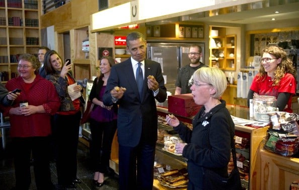 Barack Obama elnök (C) fánkot eszik Patty Murray (2nd l) Amerikai Szenessel, amint megáll Seattle-ben a Top Pot fánknál.