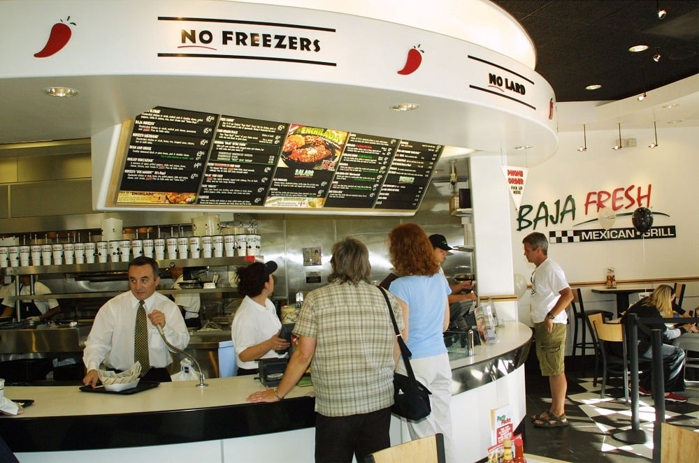 Des clients passent des commandes de nourriture lors de l'ouverture du 200e restaurant Baja Fresh