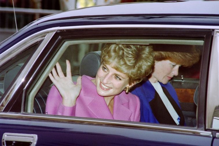 Diana-Princess-of-Wales-waves-to-the-crowd-as-she-arrives-at-the-Cite%CC%81-de-la-Villette-in-Paris-e1534542373129.jpg