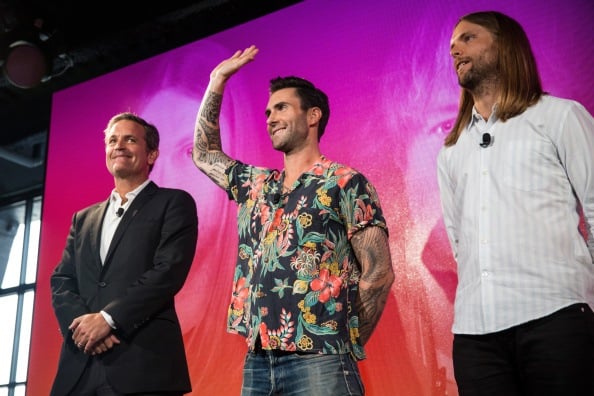 Adam Levinen (C) ja James Valentinen (R) yhtyeen Maroon 5/Andrew Burton | Getty Images