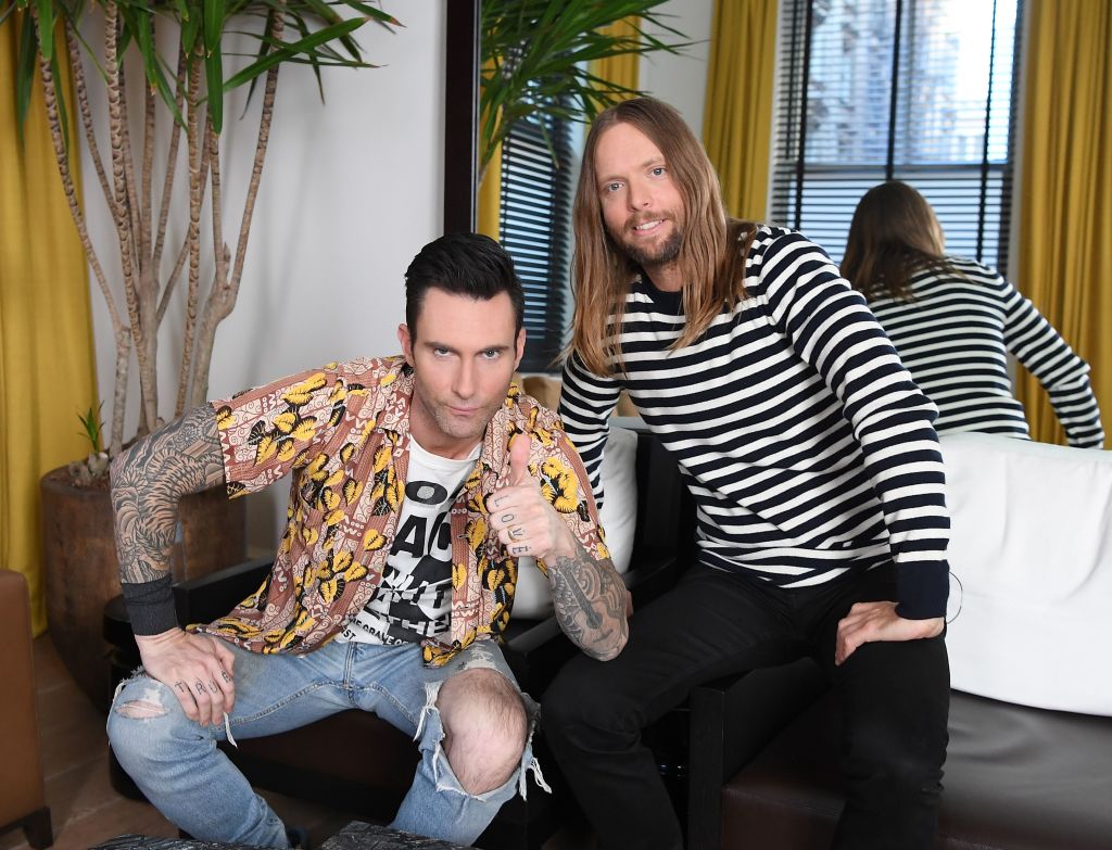 Adam Levine (L) und James Valentine von Maroon 5