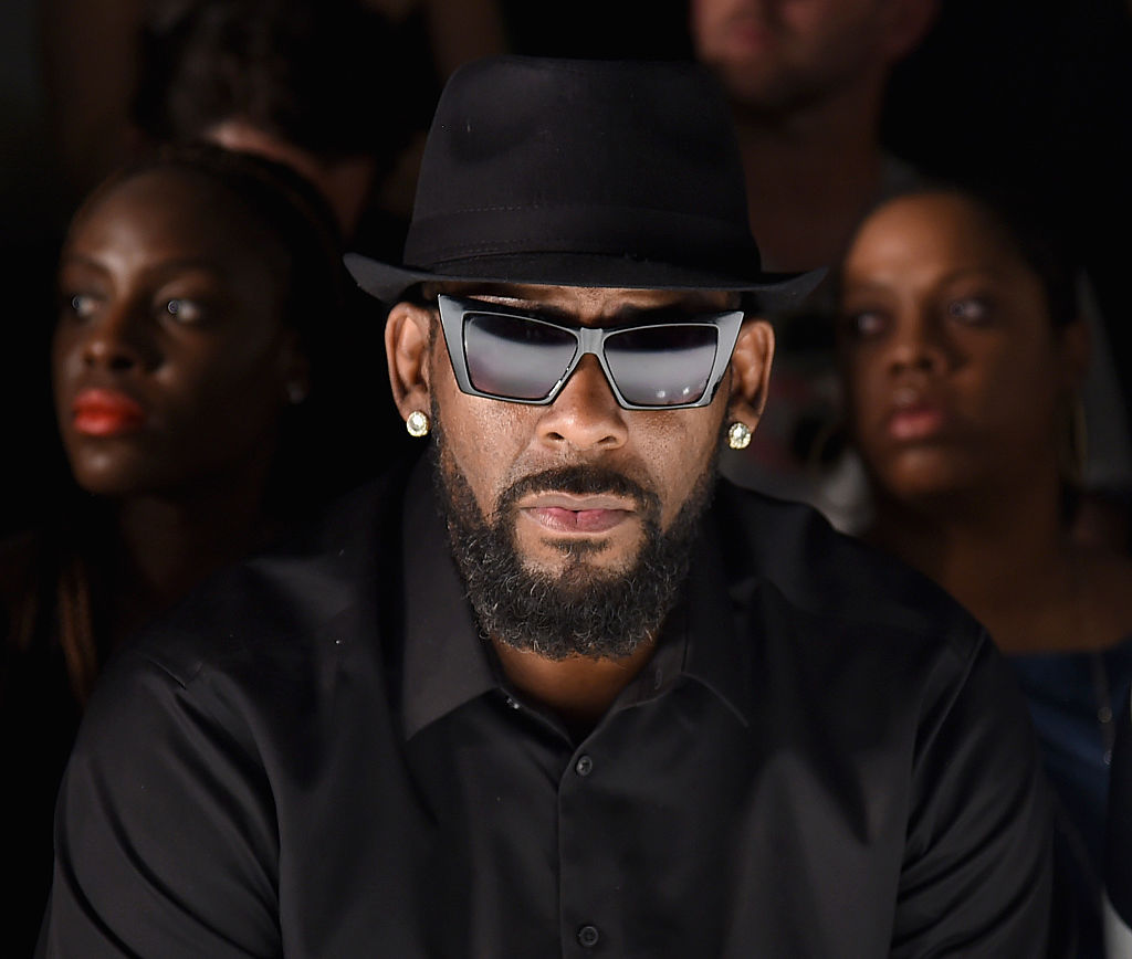 R. Kelly participa da primeira fila da Ovadia Sons durante a New York Fashion Week: Homens S/S 2016 na Skylight Clarkson Sq em 14 de Julho de 2015 na cidade de Nova Iorque 