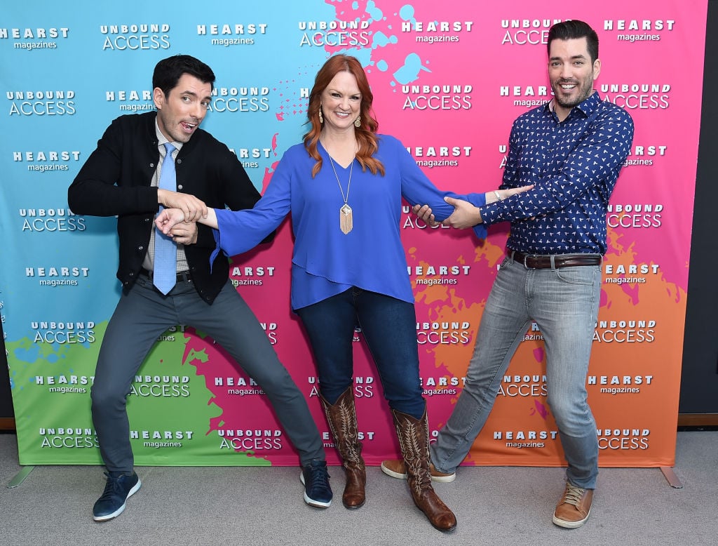 https://www.cheatsheet.com/wp-content/uploads/2019/10/The-Pioneer-Woman-Ree-Drummond-with-the-HGTV-Property-Brothers.jpg