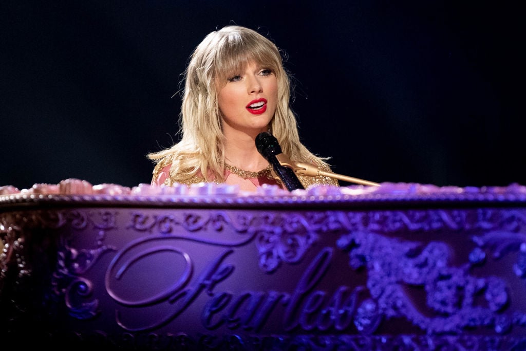 Taylor Swift announces new Christmas song