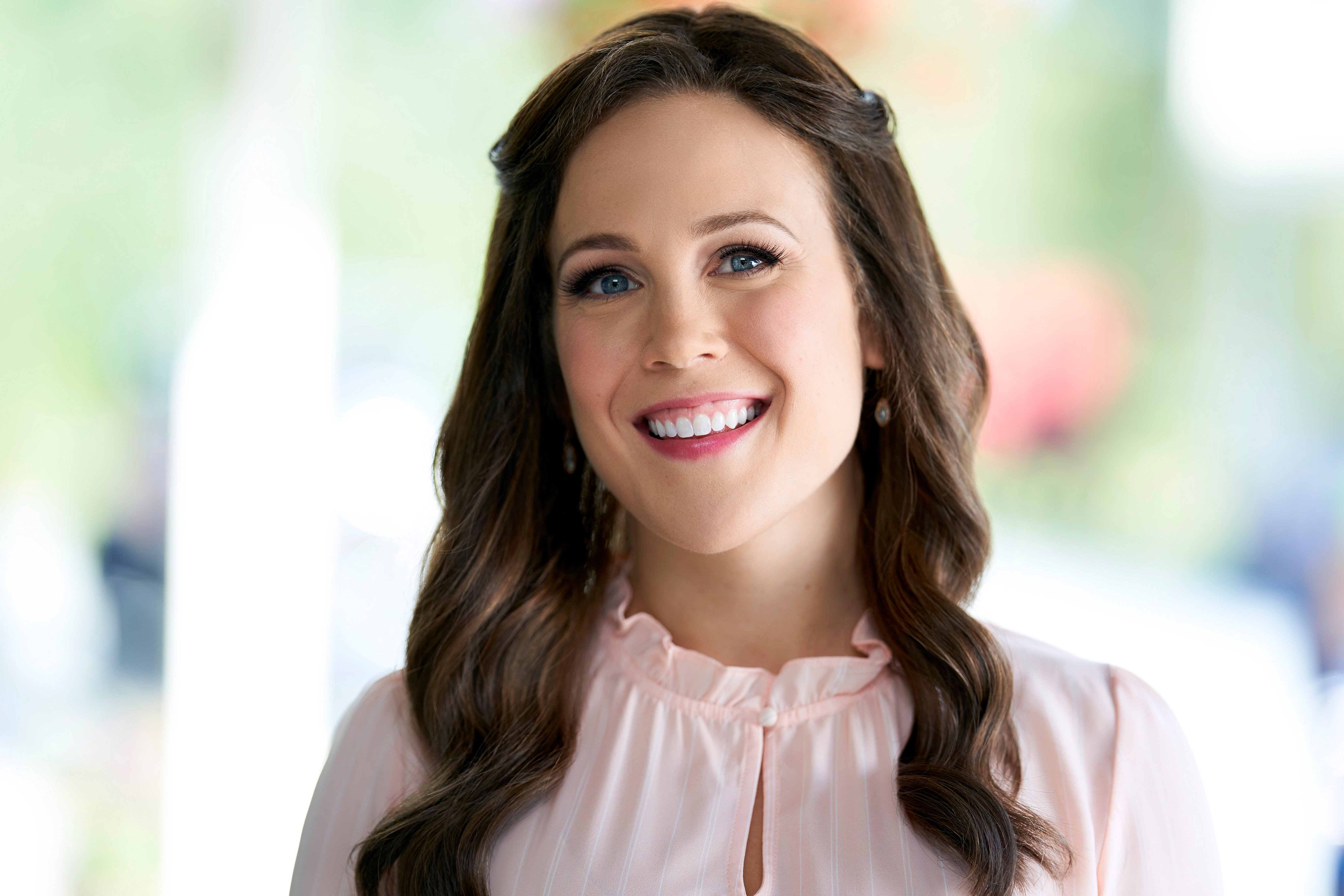 When Calls The Heart Why Did Erin Krakow Replace Poppy Drayton As Elizabeth After The Original Tv Movie