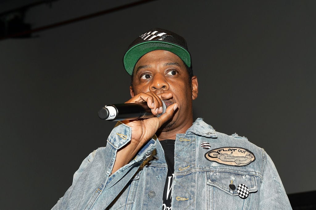 Jay-Z Brushes Off a Fan Who Got Too Close at Lakers Game – Billboard