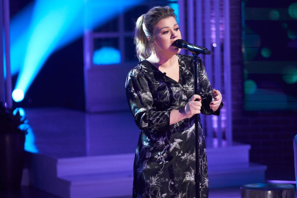 Kelly Clarkson Raves About Not Wearing Makeup in Self-Isolation