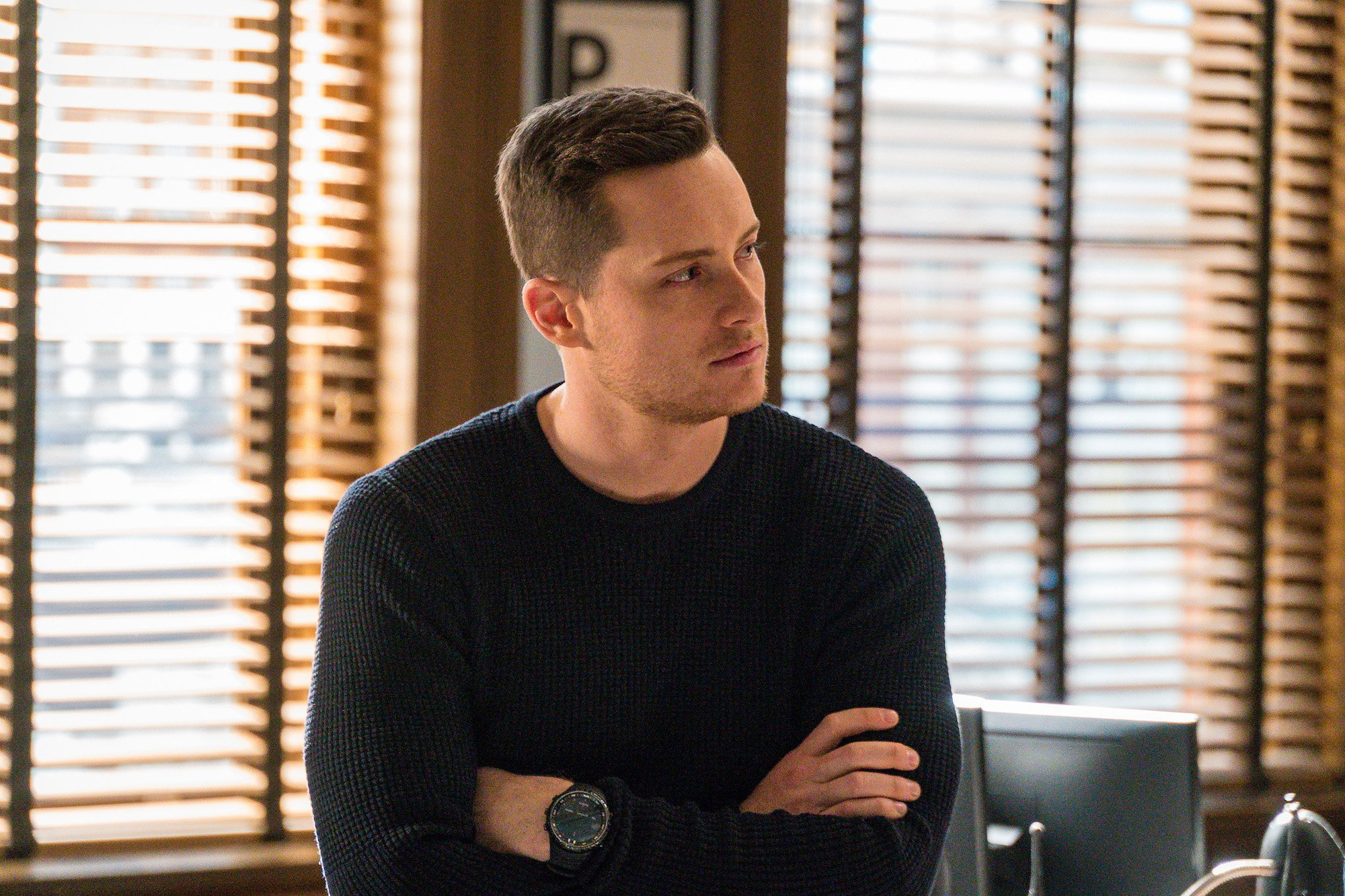 Chicago Pd Jay Halstead Is Ready To Get Cozy With Another Officer In Season 8 