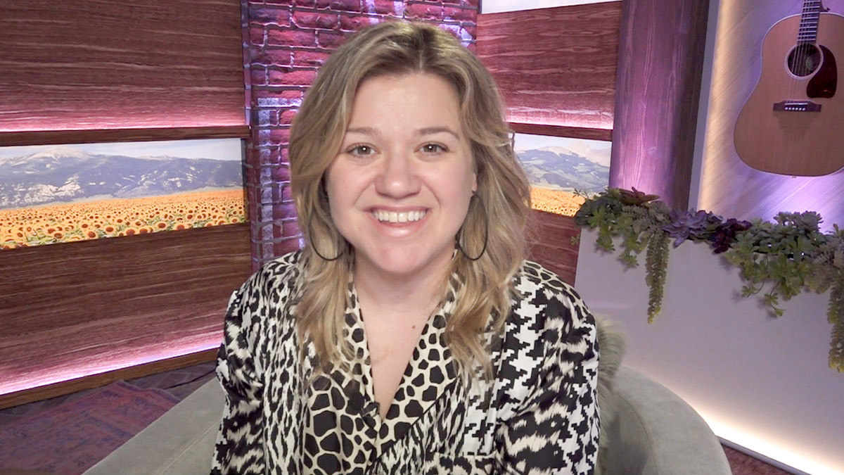 Kelly Clarkson Says This Country Song Is Helping Her Through Divorce