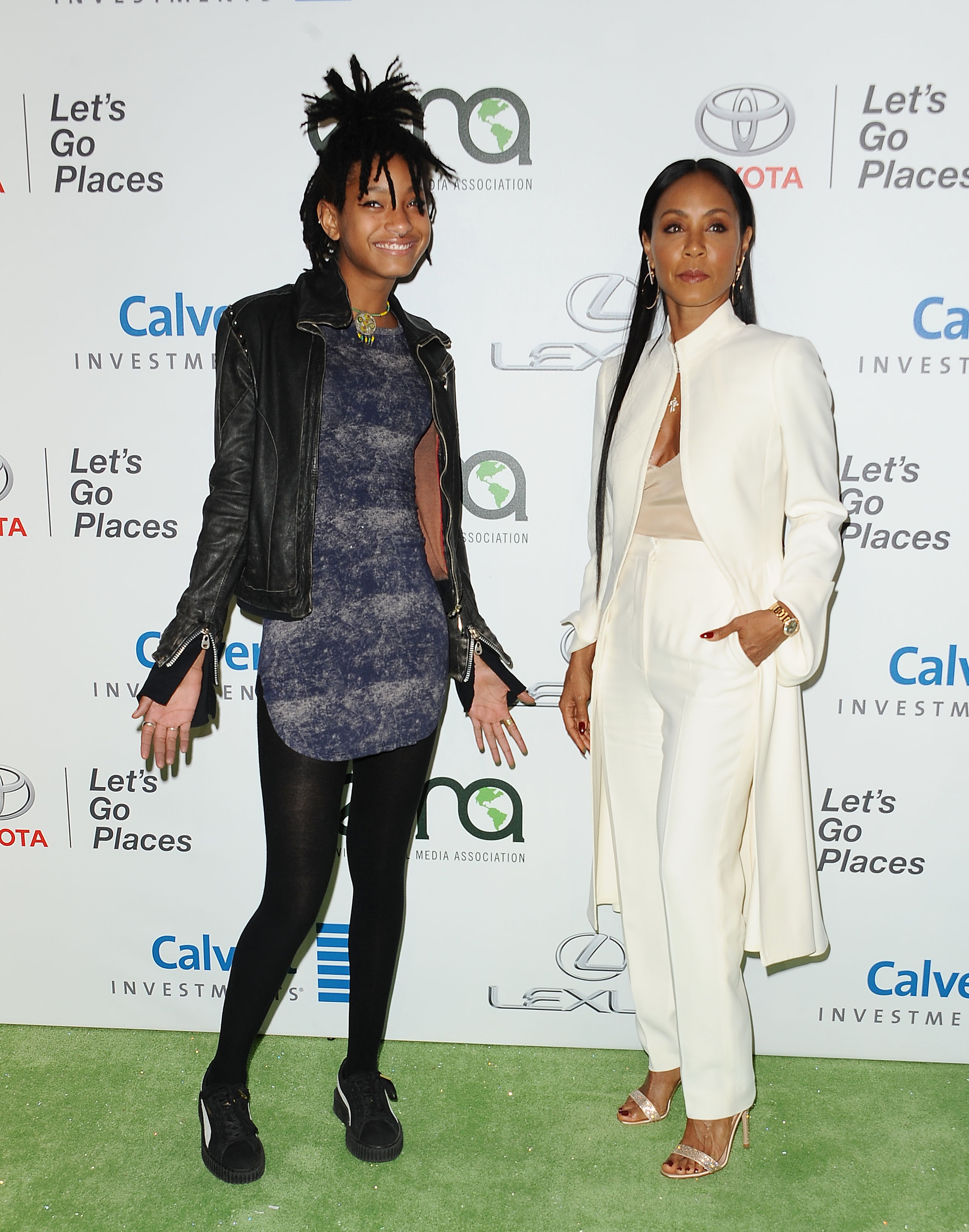 Willow Smith Revealed To Jada Pinkett Smith What Her Introduction To Sex  Was — 'Walking in on You and Daddy'