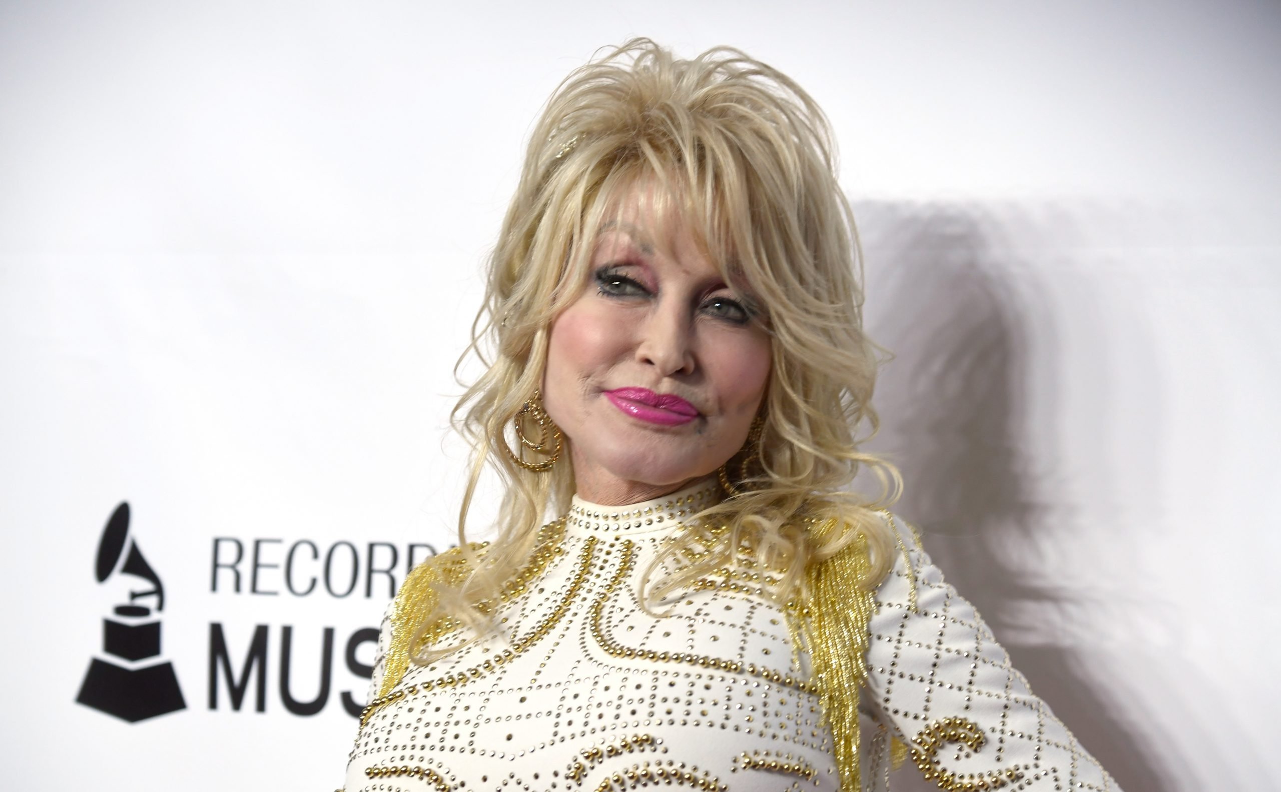 All you need is a cheap wig and padded boobs!' Dolly Parton tells  lookalikes she's one of easiest singers in the world to impersonate -  Entertainment News 