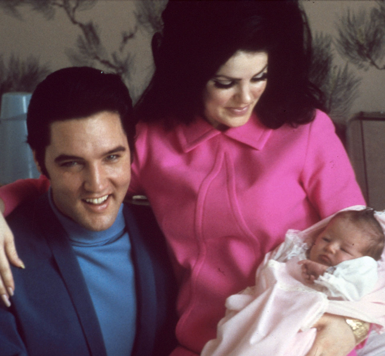 Teenage Priscilla Presley Often Begged 24 Year Old Elvis Presley For Sex I Was Desperately 6502