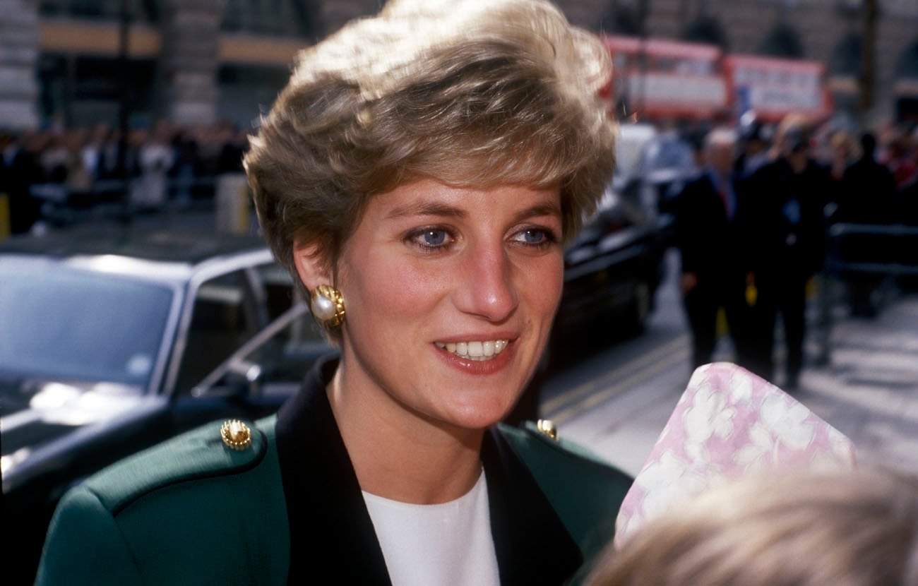 Here's What Princess Diana's Hairstyles Said About the Different Stages ...