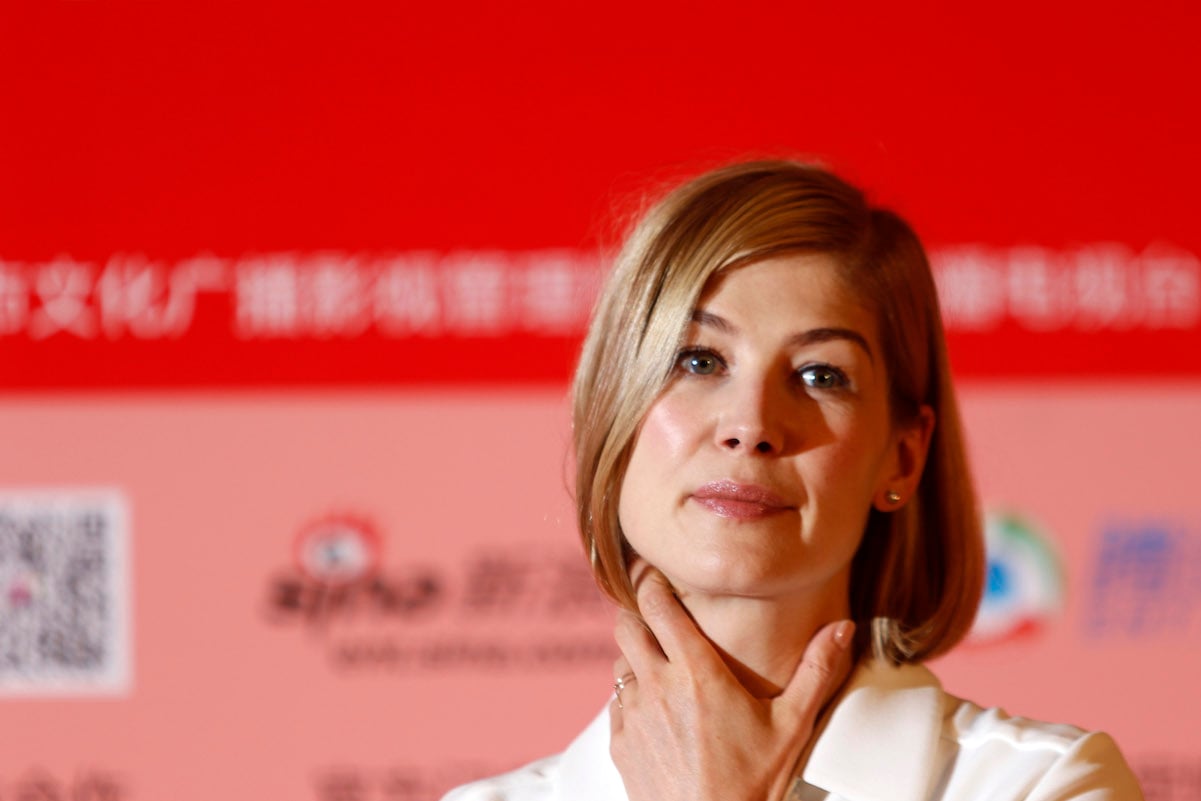 I Care a Lot Trailer: Rosamund Pike Revisits Gone Girl in New Thriller –  IndieWire