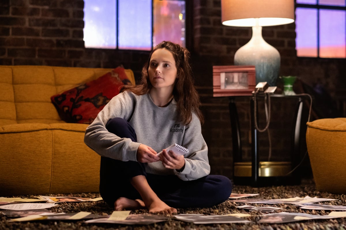 Clarice Starling (Rebecca Breeds) looking at clues