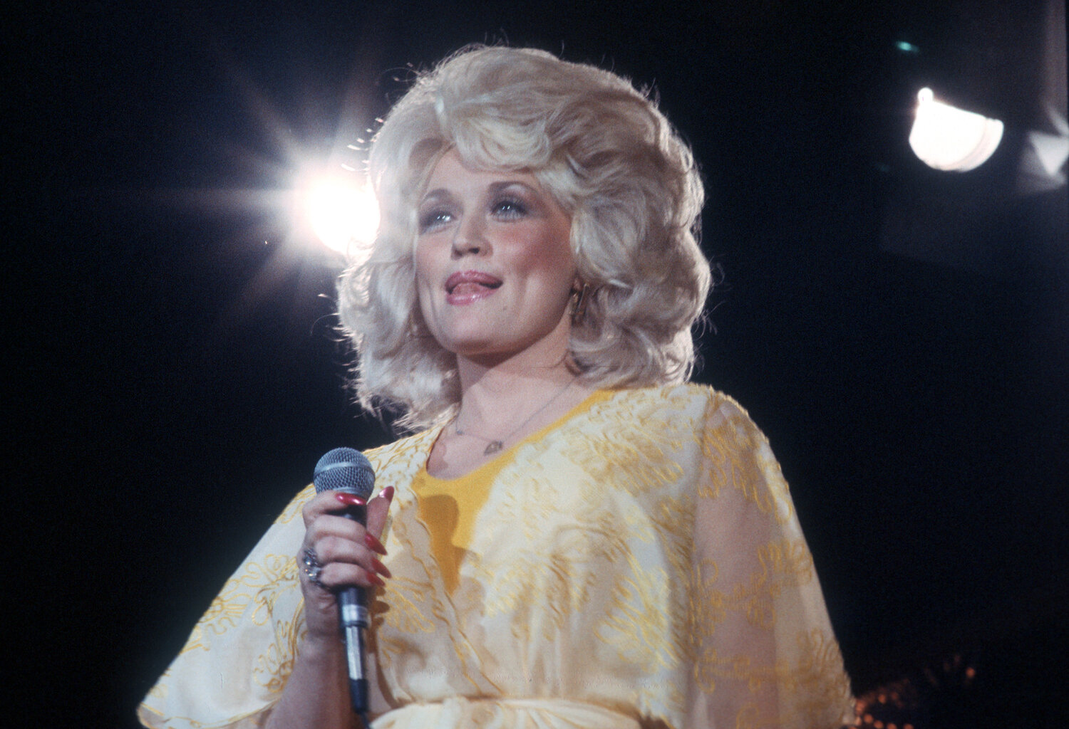 Dolly Parton on the Violent Feud Between Her Family and Their Neighbors ...