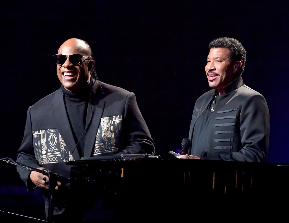 Stevie Wonder y Lionel Richie actúan en el vigésimo concierto benéfico anual House Full of Toys de Stevie, 2016