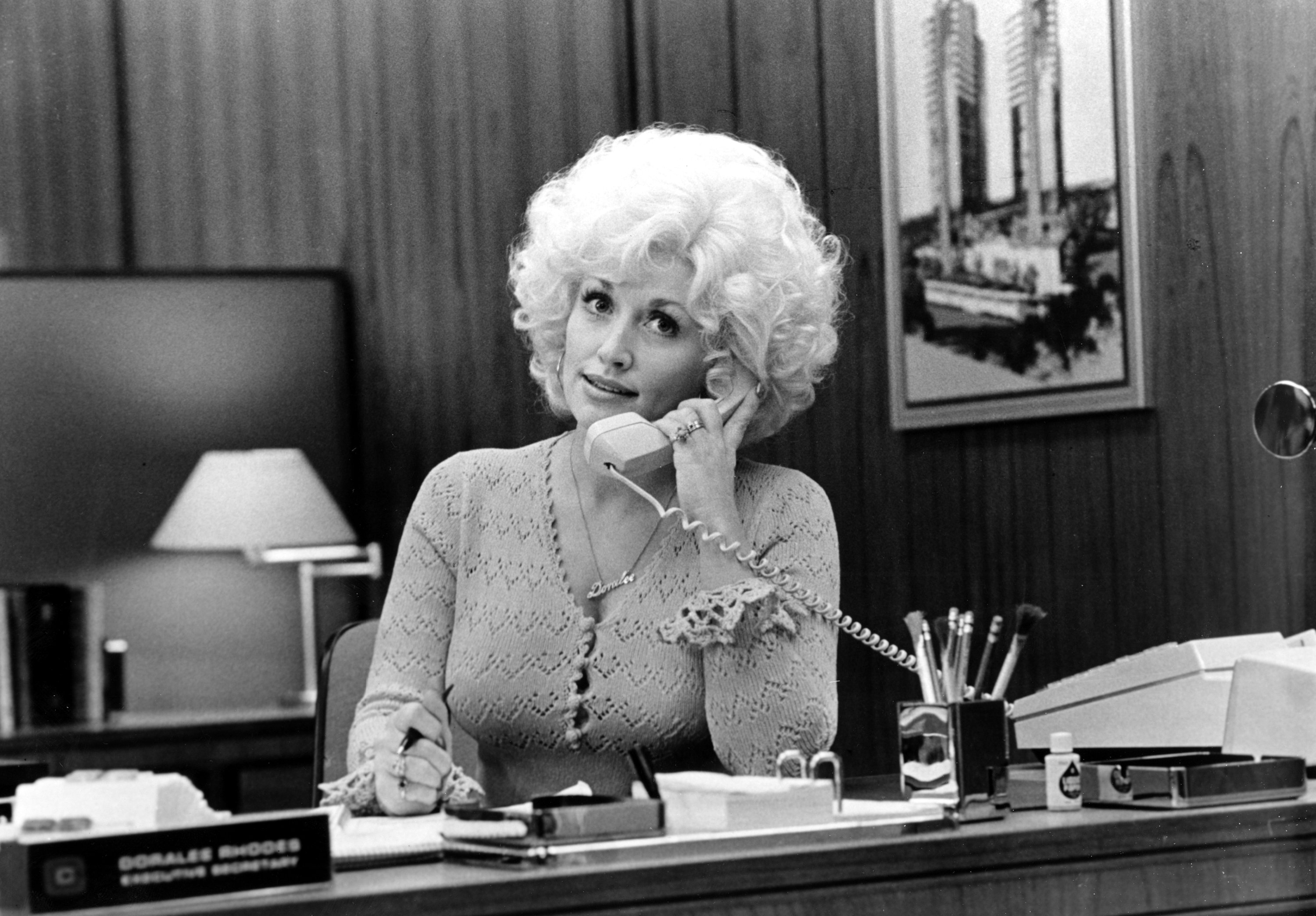 Dolly Parton Says 9 To 5 Didnt Do Enough Good For Women In The Workplace 