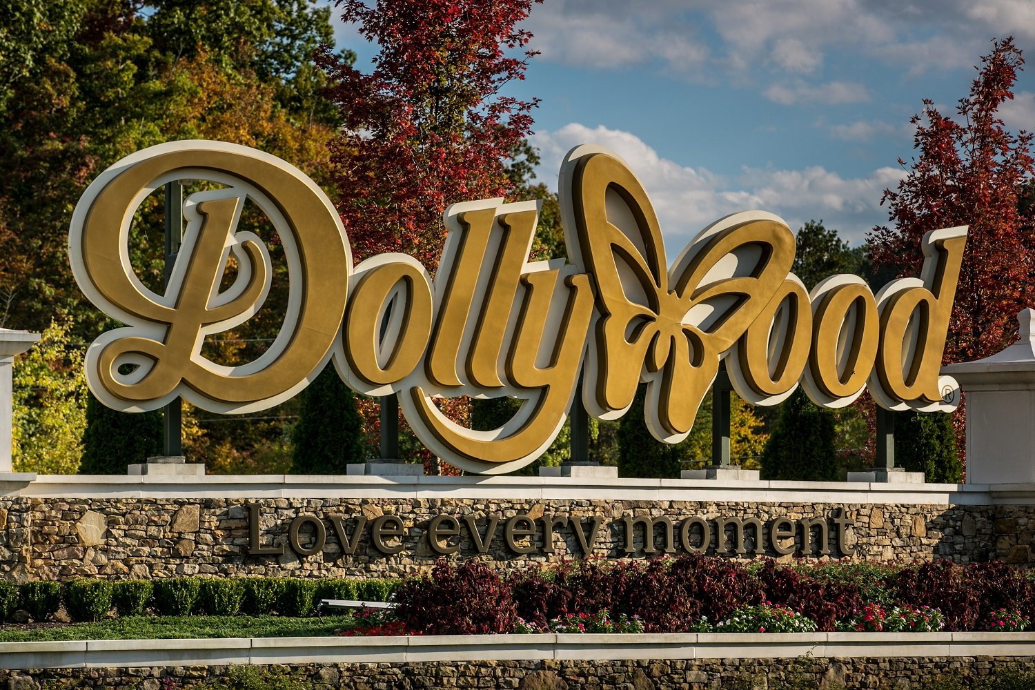 How Much Does Dolly Parton Pay Dollywood Employees 