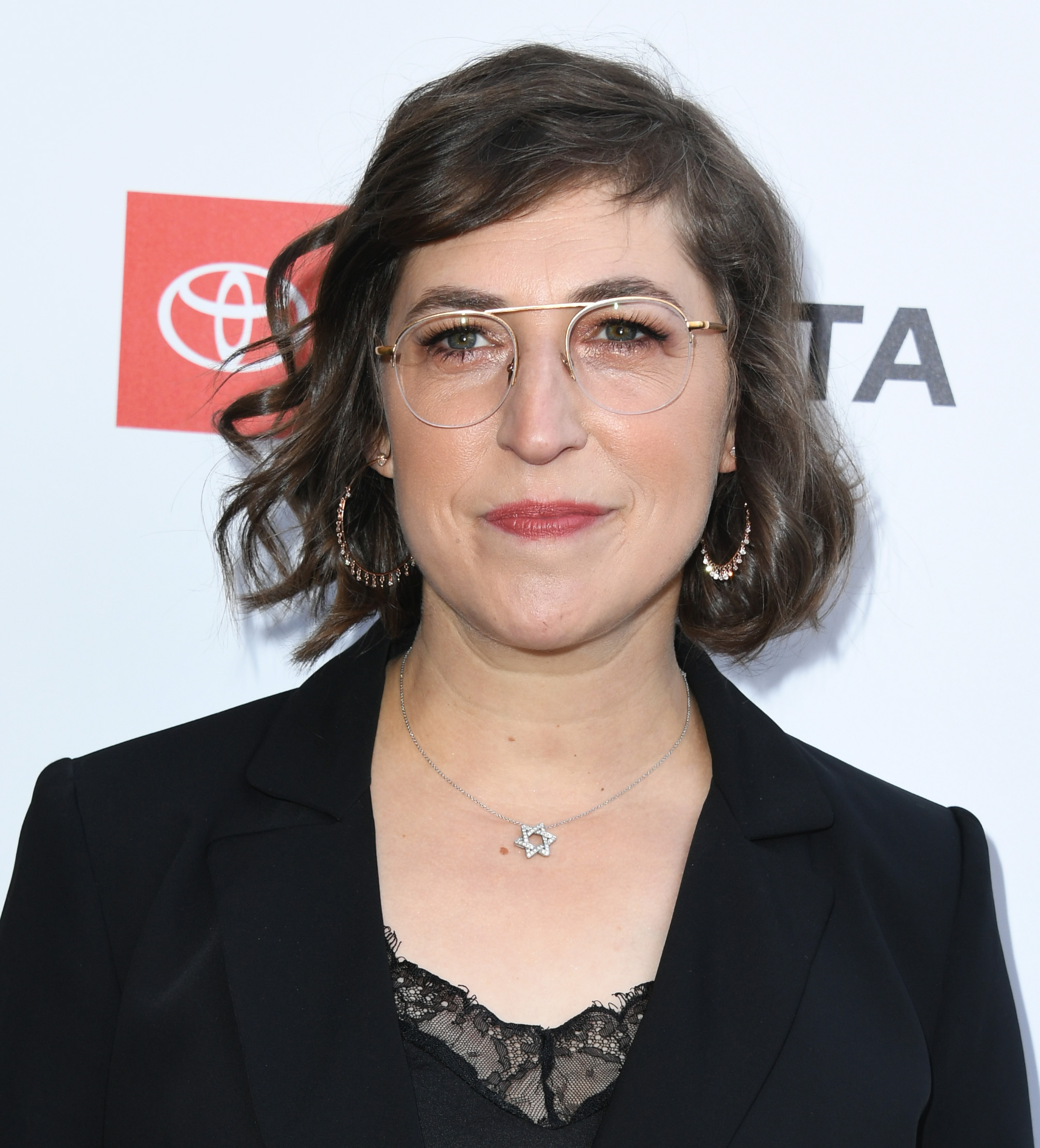 'Jeopardy!' Guest Host Mayim Bialik Comments on the Game Show Drama ...