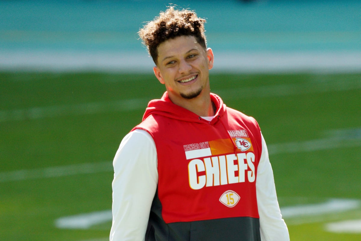 Kansas City Chiefs quarterback Patrick Mahomes (15) warms up