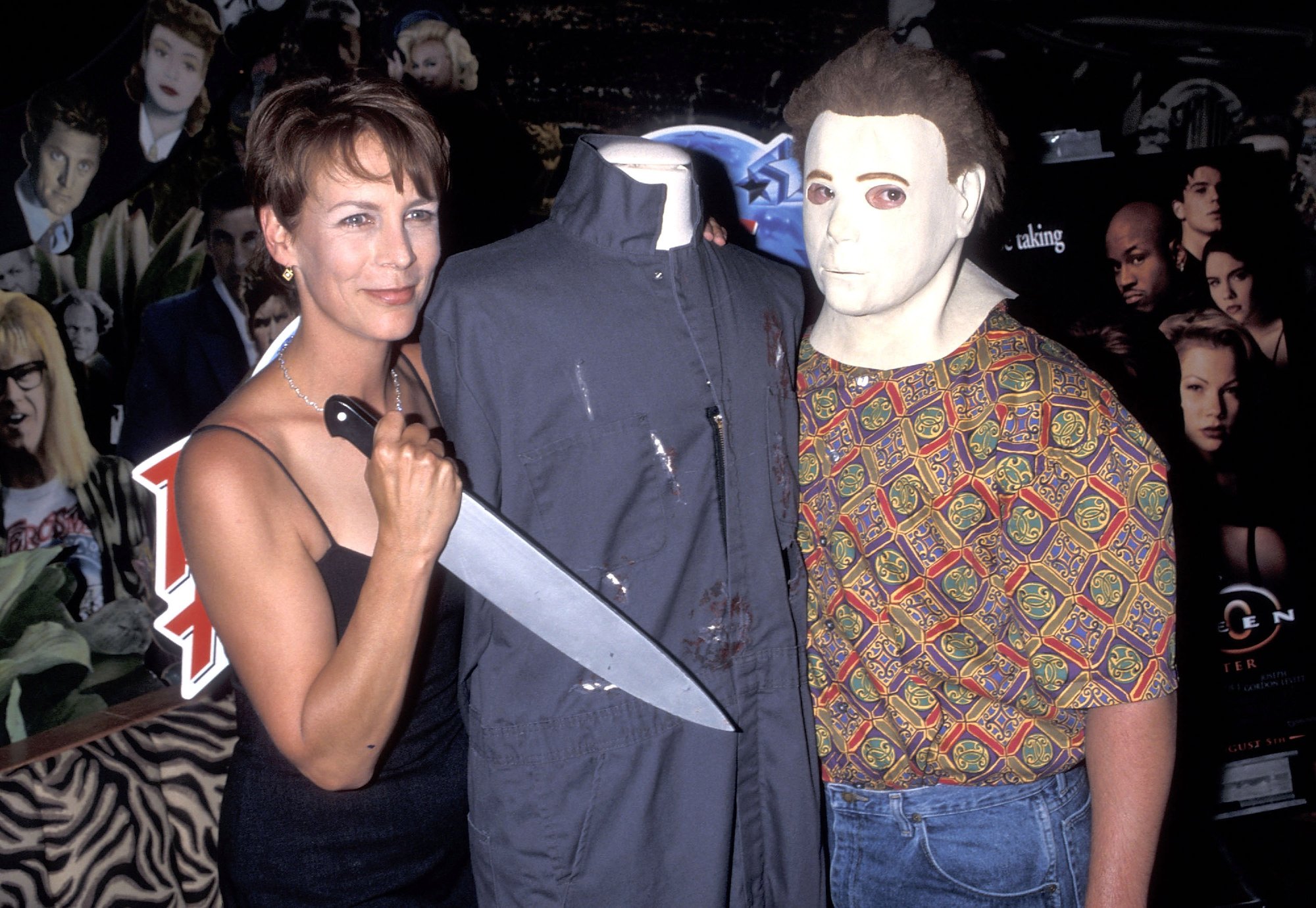 'Halloween H20: 20 Years Later' actor Jamie Lee Curtis and Michael Myers posing with Chef's knife in front of movie costume