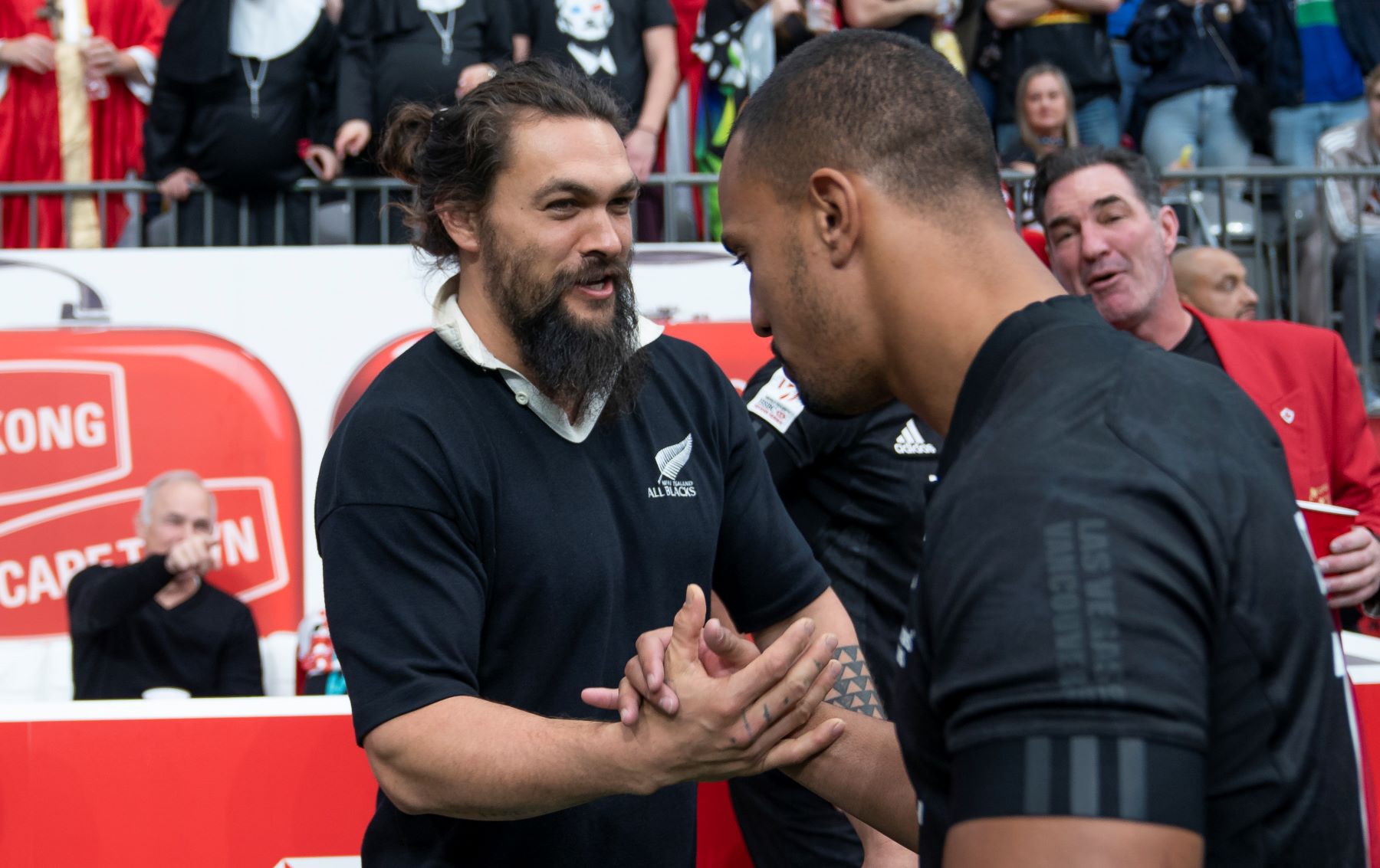 Jason Momoa meeting Jona Nareki of New Zealand's rugby team