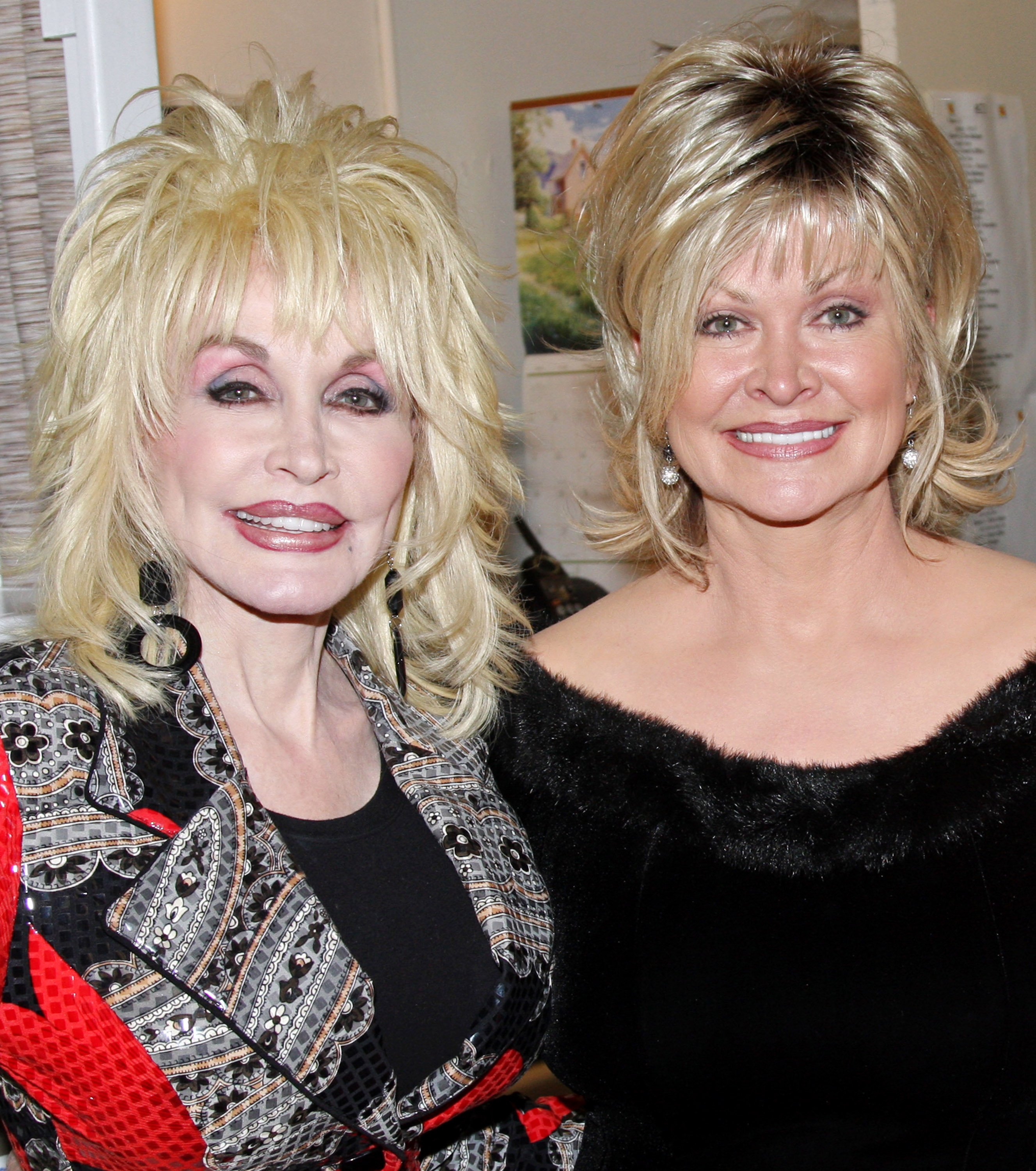 Inside Dolly Parton's Relationship With Her Siblings