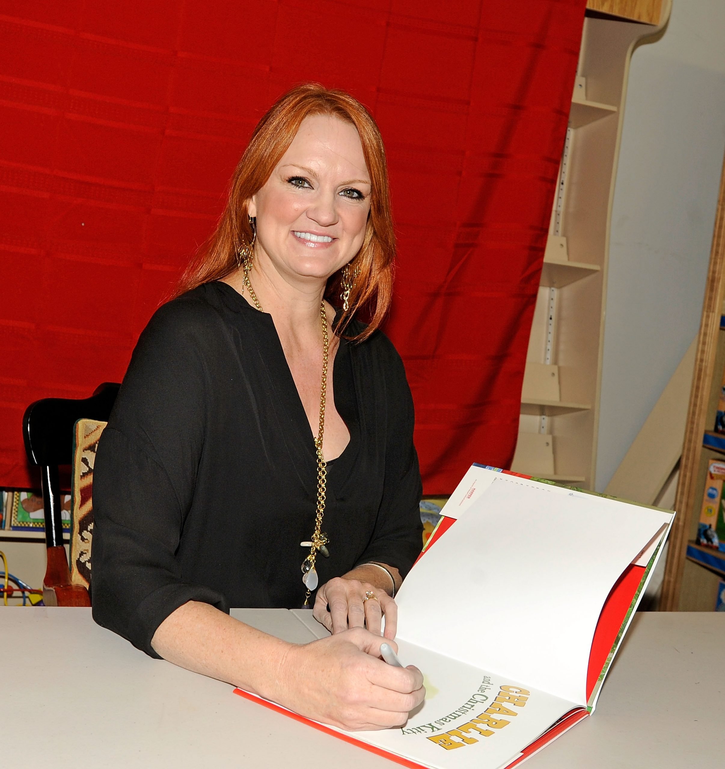 'The Pioneer Woman' star Ree Drummond signs her children's book 'Charlie and the Christmas Kitty' in 2012.