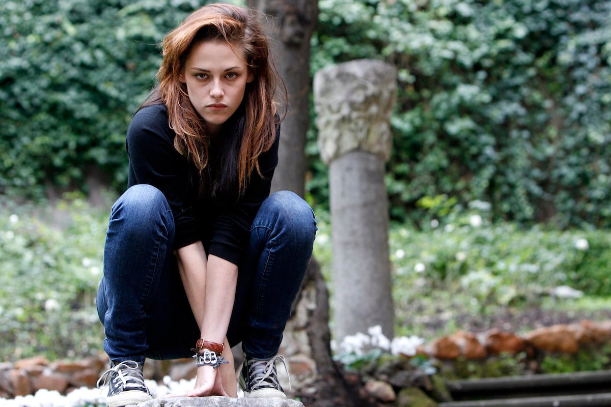 Twilight star Kristen Stewart crouches for cast photos