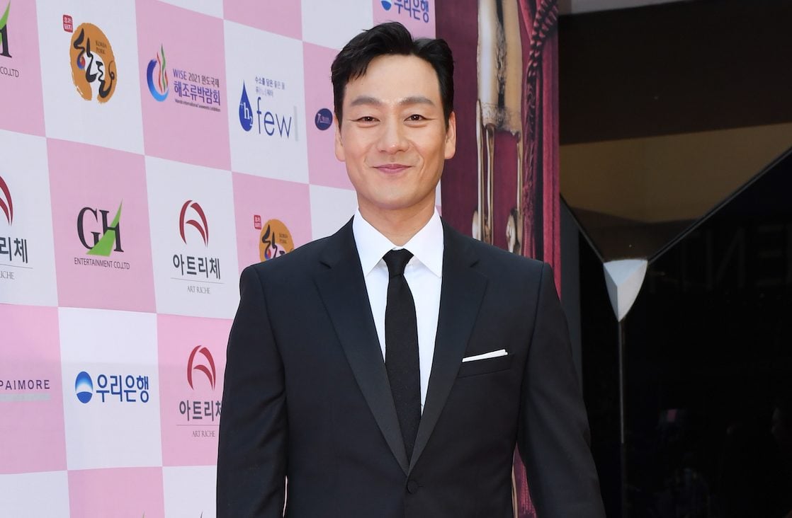 Park Hae-Soo wearing a black suit to the 56th Daejong Film Awards at Grand Walkerhil.