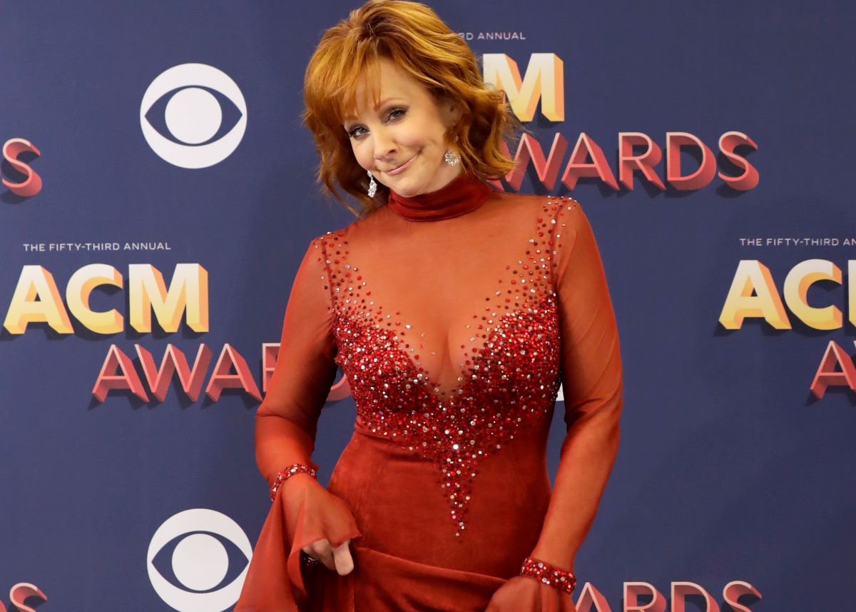 Fucking Reba Mcentire Porn - How Does Reba McEntire Feel About Getting Sexy for More Fans?