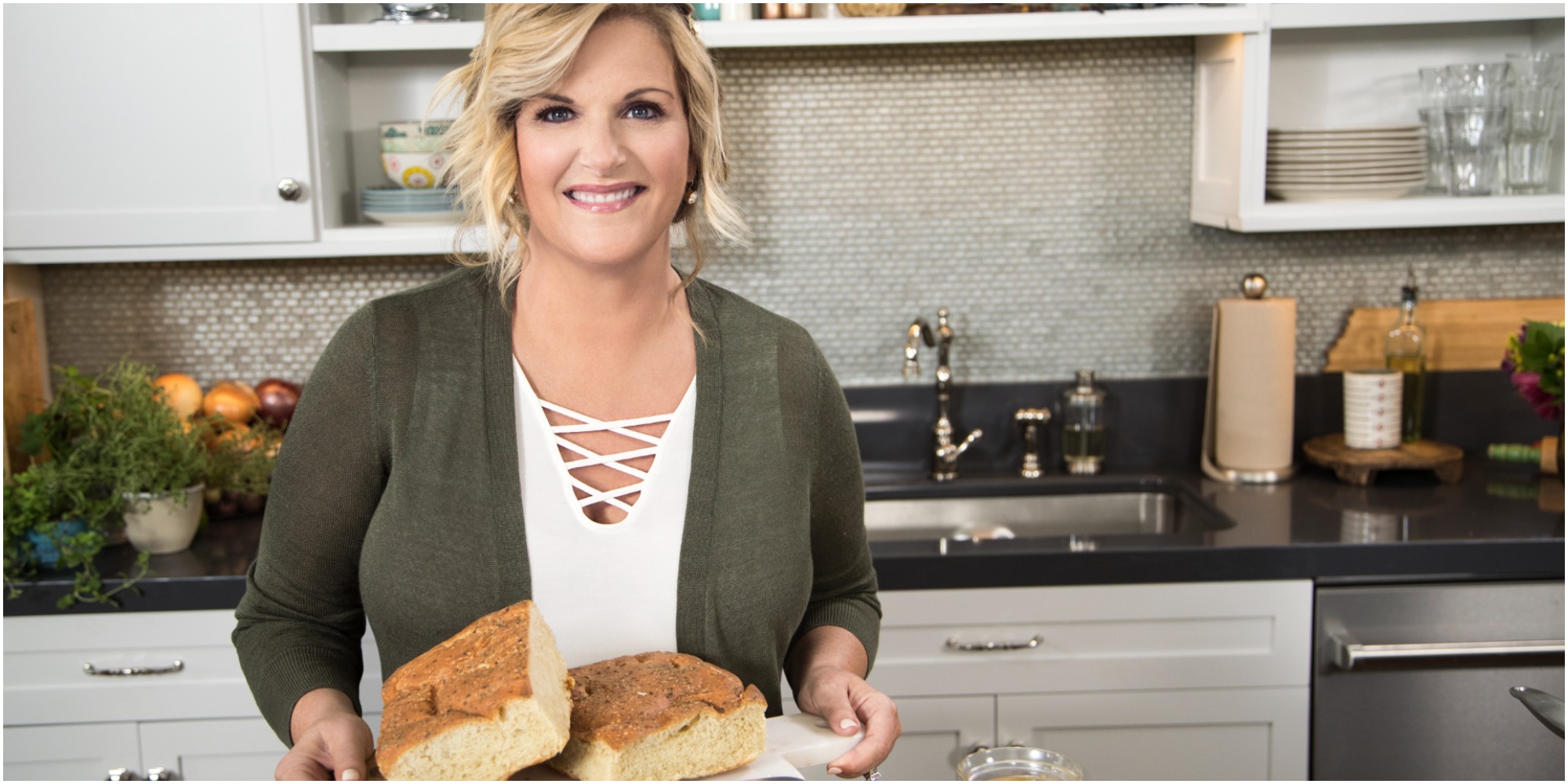 https://www.cheatsheet.com/wp-content/uploads/2021/12/trisha-yearwood-2.jpg?w=1200